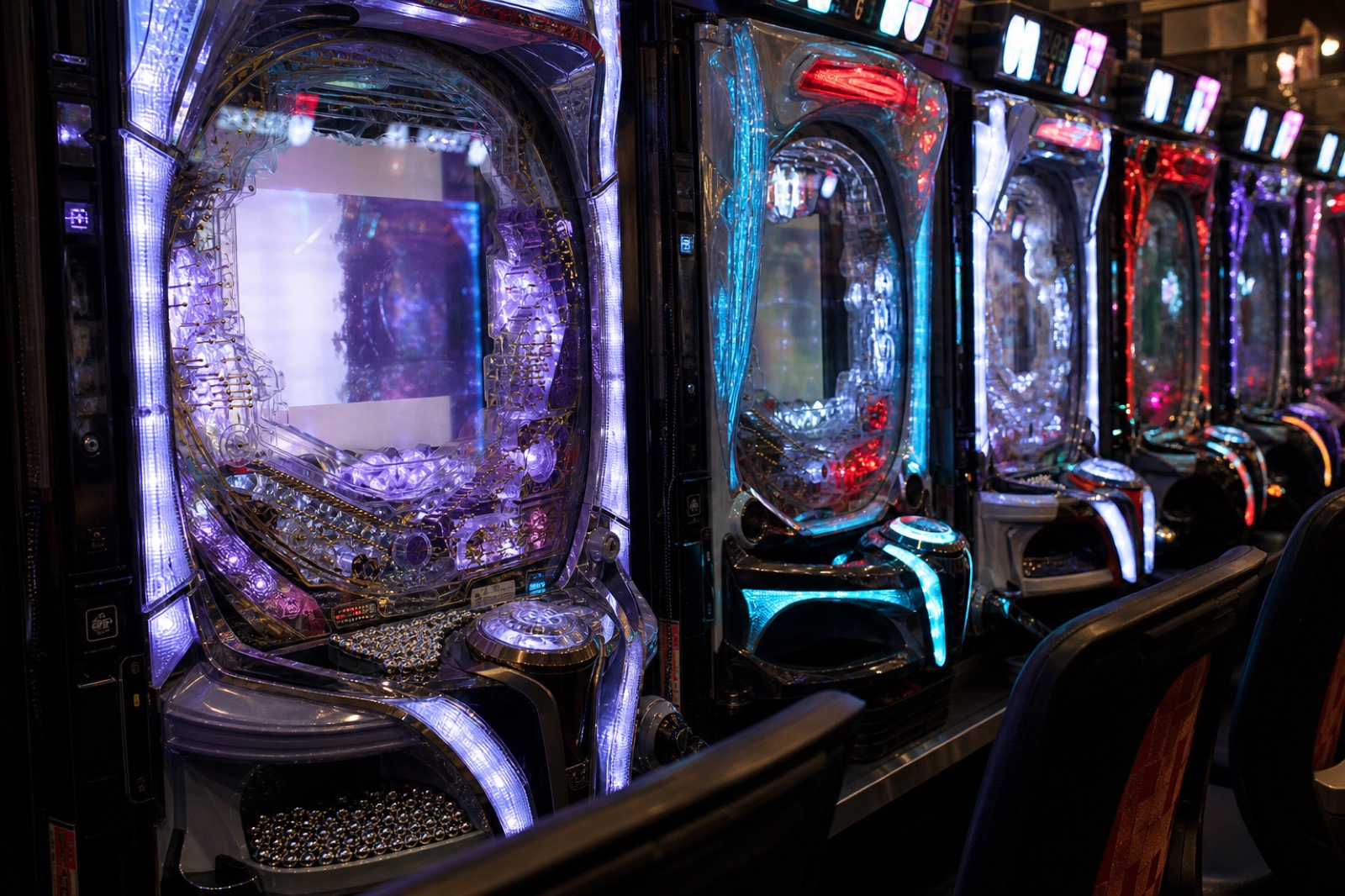 Pachinko gépek sora a teremben